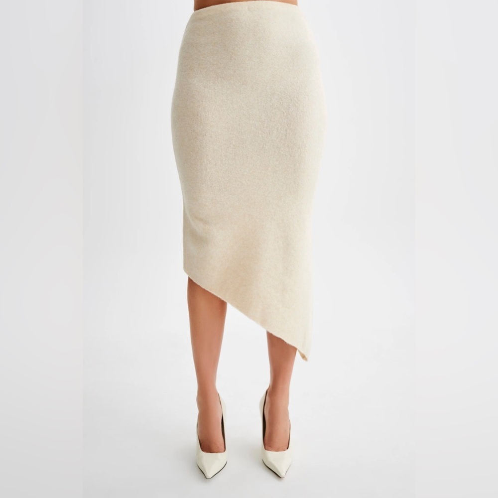 Elegant Cream Skirt - Picture 2 of 9